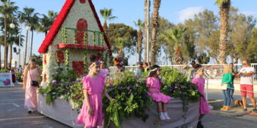 LARNACA, Sebuah kendaraan hias bunga terlihat dalam sebuah parade saat festival bunga di Larnaca, Siprus, pada 15 Mei 2022. Sejumlah orang berpartisipasi dalam ajang Anthestiria tahunan, atau Festival Bunga, di Larnaca pada Minggu (15/5). (Xinhua/Guo Mingfang)