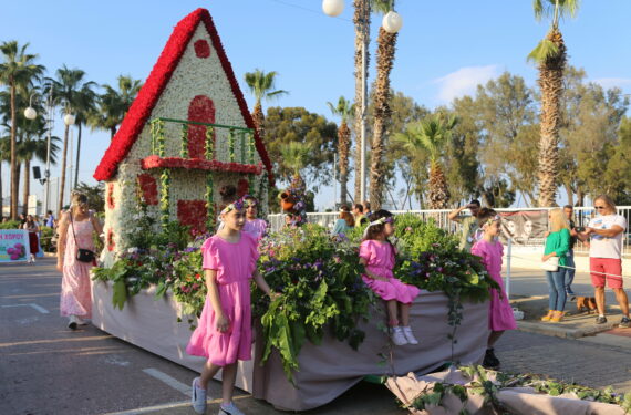 LARNACA, Sebuah kendaraan hias bunga terlihat dalam sebuah parade saat festival bunga di Larnaca, Siprus, pada 15 Mei 2022. Sejumlah orang berpartisipasi dalam ajang Anthestiria tahunan, atau Festival Bunga, di Larnaca pada Minggu (15/5). (Xinhua/Guo Mingfang)