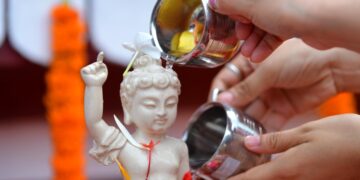 AGARTALA, Sejumlah umat Buddha menuangkan air pada patung Buddha dalam perayaan Hari Raya Waisak di Wihara Benuban Vihar di Agartala, ibu kota Negara Bagian Tripura, India timur laut, pada 16 Mei 2022. (Xinhua/Str)
