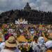 MAGELANG, Warga menghadiri upacara Hari Raya Waisak di Candi Borobudur di Magelang, Jawa Tengah, pada 16 Mei 2022. (Xinhua/Agung Supriyanto)
