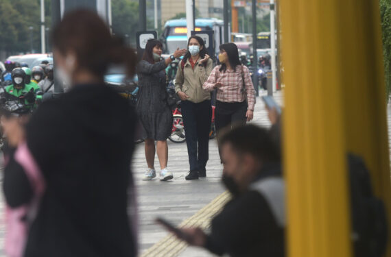 JAKARTA, Orang-orang yang memakai masker berjalan kaki di trotoar jalan saat jam sibuk lalu lintas di Jakarta pada 17 Mei 2022. Pemerintah pada Selasa (17/5) telah memperlonggar aturan wajib masker di luar ruangan. (Xinhua/Zulkarnain)