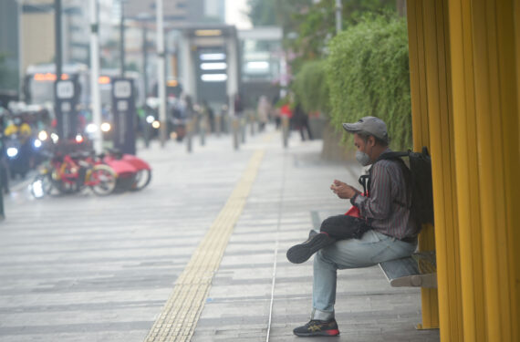 JAKARTA, Seorang pria yang memakai masker terlihat saat jam sibuk lalu lintas di Jakarta pada 17 Mei 2022. Pemerintah pada Selasa (17/5) telah memperlonggar aturan wajib masker di luar ruangan. (Xinhua/Zulkarnain)