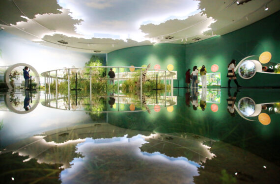 YANGZHOU, Orang-orang mengunjungi museum kanal di Yangzhou, Provinsi Jiangsu, China timur, pada 17 Mei 2022. Hari Museum Internasional, yang jatuh pada 18 Mei, dirayakan dengan berbagai aktivitas daring dan luring di seluruh China. (Xinhua/Meng Delong)