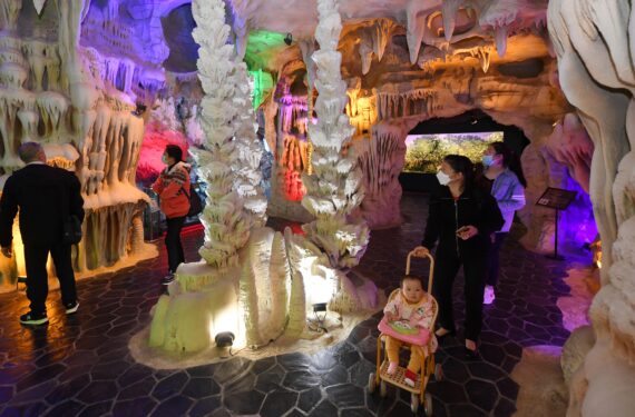 GUIYANG, Orang-orang mengunjungi Museum Geologi Guizhou di Guiyang, Provinsi Guizhou, China barat daya, pada 17 Mei 2022. Hari Museum Internasional, yang jatuh pada 18 Mei, dirayakan dengan berbagai aktivitas daring dan luring di seluruh China. (Xinhua/Deng Gang)