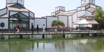 SUZHOU, Orang-orang mengunjungi Museum Suzhou di Suzhou, Provinsi Jiangsu, China timur, pada 17 Mei 2022. Hari Museum Internasional, yang jatuh pada 18 Mei, dirayakan dengan berbagai aktivitas daring dan luring di seluruh China. (Xinhua/Wang Jiankang)