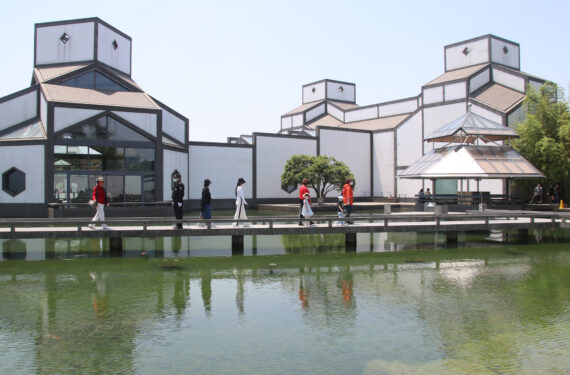 SUZHOU, Orang-orang mengunjungi Museum Suzhou di Suzhou, Provinsi Jiangsu, China timur, pada 17 Mei 2022. Hari Museum Internasional, yang jatuh pada 18 Mei, dirayakan dengan berbagai aktivitas daring dan luring di seluruh China. (Xinhua/Wang Jiankang)