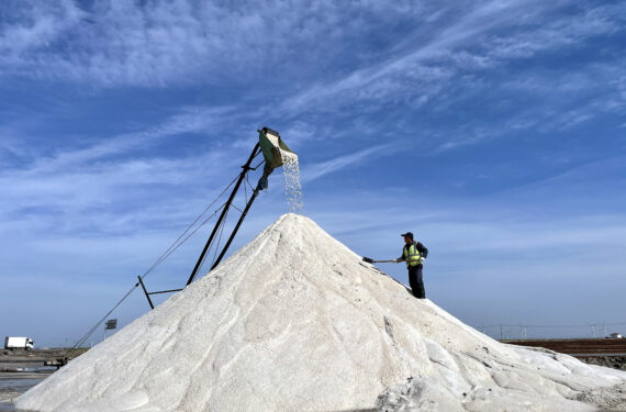 ZHANHUA, Para pekerja memanen garam di sebuah ladang garam di Binhai, Distrik Zhanhua, Kota Binzhou, Provinsi Shandong, China timur, pada 14 Mei 2022. (Xinhua/Fan Changguo)