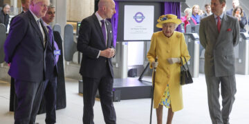 LONDON, Ratu Inggris Elizabeth II (kedua dari kanan) dan Perdana Menteri Inggris Boris Johnson (kiri, depan) menghadiri upacara peresmian Elizabeth Line di Stasiun Paddington di London, Inggris, pada 17 Mei 2022. Elizabeth Line adalah jalur kereta api baru yang akan dibuka untuk umum pada 24 Mei. (Xinhua/Downing Street No.10/Andrew Parsons)