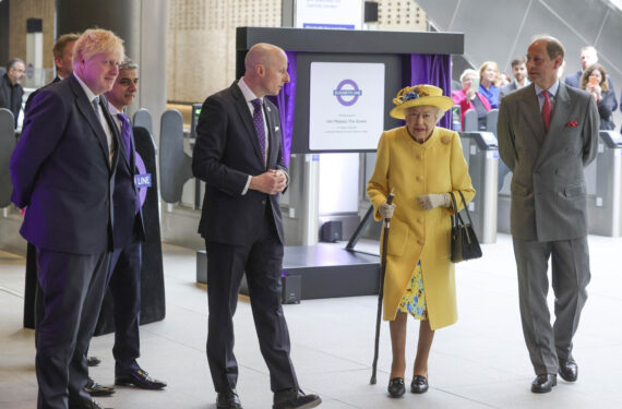 LONDON, Ratu Inggris Elizabeth II (kedua dari kanan) dan Perdana Menteri Inggris Boris Johnson (kiri, depan) menghadiri upacara peresmian Elizabeth Line di Stasiun Paddington di London, Inggris, pada 17 Mei 2022. Elizabeth Line adalah jalur kereta api baru yang akan dibuka untuk umum pada 24 Mei. (Xinhua/Downing Street No.10/Andrew Parsons)