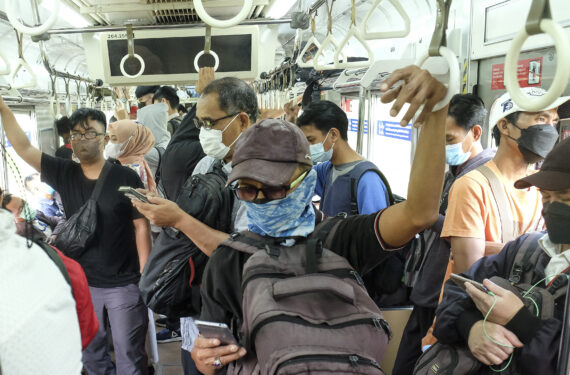 JAKARTA, Sejumlah warga yang memakai masker menaiki transportasi umum di Jakarta pada 18 Mei 2022. Karena jumlah kasus COVID-19 menunjukkan tren penurunan selama beberapa pekan terakhir, pemerintah pada Selasa (17/5) mengumumkan penggunaan masker tidak lagi wajib di luar ruangan. (Xinhua/Veri Sanovri)