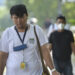 JAKARTA, Seorang pria berjalan di trotoar di Jakarta pada 18 Mei 2022. Karena jumlah kasus COVID-19 menunjukkan tren penurunan selama beberapa pekan terakhir, pemerintah pada Selasa (17/5) mengumumkan penggunaan masker tidak lagi wajib di luar ruangan. (Xinhua/Veri Sanovri)