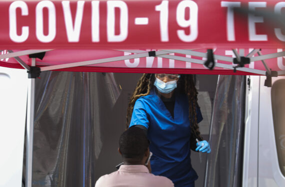 NEW YORK CITY, Seorang tenaga kesehatan mengambil sampel usap (swab) dari seorang pria di sebuah lokasi pengujian COVID-19 di Times Square di New York, Amerika Serikat (AS), pada 17 Mei 2022. (Xinhua/Wang Ying)