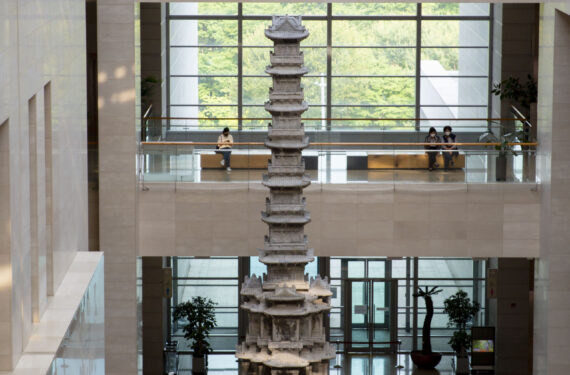 SEOUL, Orang-orang mengunjungi Museum Nasional Korea di Seoul, Korea Selatan, pada 18 Mei 2022. Museum Nasional Korea menyimpan banyak koleksi artefak dari zaman kuno hingga era modern dalam berbagai bidang, termasuk seni dan budaya. (Xinhua/Wang Yiliang)