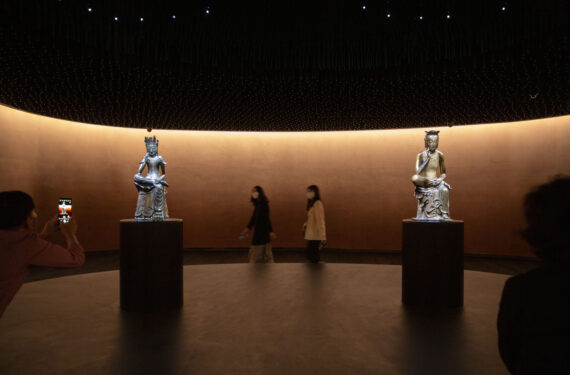 SEOUL, Orang-orang mengunjungi Museum Nasional Korea di Seoul, Korea Selatan, pada 18 Mei 2022. Museum Nasional Korea menyimpan banyak koleksi artefak dari zaman kuno hingga era modern dalam berbagai bidang, termasuk seni dan budaya. (Xinhua/Wang Yiliang)