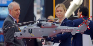 BUCHAREST, Sejumlah pengunjung mengamati sebuah model helikopter militer di Pameran Pertahanan dan Dirgantara Laut Hitam (Black Sea Defense and Aerospace Exhibition) di Bucharest, ibu kota Rumania, pada 18 Mei 2022. (Xinhua/Cristian Cristel)
