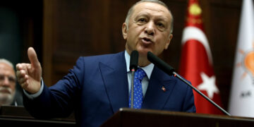 ANKARA, Presiden Turki Recep Tayyip Erdogan menyampaikan pidato di Ankara, Turki, pada 18 Mei 2022. Turki tidak akan menyetujui pengajuan keanggotaan Swedia di Pakta Pertahanan Atlantik Utara (North Atlantic Treaty Organization/NATO) jika negara itu tidak mengekstradisi "teroris" atas permintaan Turki, demikian disampaikan Erdogan pada Rabu (18/5). (Xinhua/Mustafa Kaya)