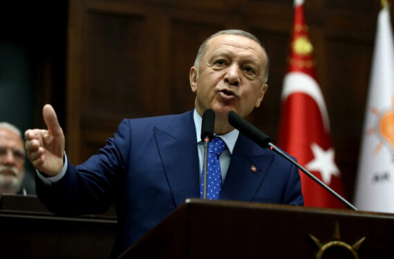 ANKARA, Presiden Turki Recep Tayyip Erdogan menyampaikan pidato di Ankara, Turki, pada 18 Mei 2022. Turki tidak akan menyetujui pengajuan keanggotaan Swedia di Pakta Pertahanan Atlantik Utara (North Atlantic Treaty Organization/NATO) jika negara itu tidak mengekstradisi "teroris" atas permintaan Turki, demikian disampaikan Erdogan pada Rabu (18/5). (Xinhua/Mustafa Kaya)