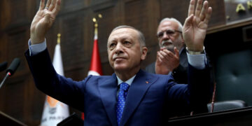 ANKARA, Presiden Turki Recep Tayyip Erdogan (depan) melambaikan tangan saat menyampaikan pidato di Ankara, Turki, pada 18 Mei 2022. Turki tidak akan menyetujui pengajuan keanggotaan Swedia di Pakta Pertahanan Atlantik Utara (North Atlantic Treaty Organization/NATO) jika negara itu tidak mengekstradisi "teroris" atas permintaan Turki, demikian disampaikan Erdogan pada Rabu (18/5). (Xinhua/Mustafa Kaya)