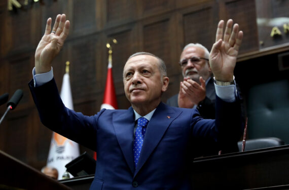ANKARA, Presiden Turki Recep Tayyip Erdogan (depan) melambaikan tangan saat menyampaikan pidato di Ankara, Turki, pada 18 Mei 2022. Turki tidak akan menyetujui pengajuan keanggotaan Swedia di Pakta Pertahanan Atlantik Utara (North Atlantic Treaty Organization/NATO) jika negara itu tidak mengekstradisi "teroris" atas permintaan Turki, demikian disampaikan Erdogan pada Rabu (18/5). (Xinhua/Mustafa Kaya)