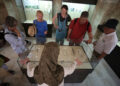 NABLUS, Orang-orang mengunjungi Museum Arkeologi Sebastia di Desa Sebastia di utara Kota Nablus, Tepi Barat, pada 18 Mei 2022, bertepatan dengan Hari Museum Internasional. (Xinhua/Ayman Nobani)