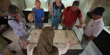 NABLUS, Orang-orang mengunjungi Museum Arkeologi Sebastia di Desa Sebastia di utara Kota Nablus, Tepi Barat, pada 18 Mei 2022, bertepatan dengan Hari Museum Internasional. (Xinhua/Ayman Nobani)