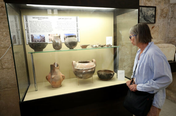NABLUS, Seorang wanita mengunjungi Museum Arkeologi Sebastia di Desa Sebastia di utara Kota Nablus, Tepi Barat, pada 18 Mei 2022, bertepatan dengan Hari Museum Internasional. (Xinhua/Ayman Nobani)