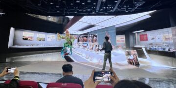 URUMQI, Seorang peserta pameran mendemonstrasikan program pengalaman imersif digital di Museum Xinjiang di Urumqi, Daerah Otonom Uighur Xinjiang, China barat laut, pada 16 Mei 2022. Proyek rekonstruksi dan perluasan Museum Xinjiang telah rampung dan museum itu dibuka untuk umum pada Rabu (18/5), menghadirkan pengalaman digital baru bagi para pengunjung. (Xinhua/Zhou Ye)
