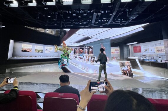 URUMQI, Seorang peserta pameran mendemonstrasikan program pengalaman imersif digital di Museum Xinjiang di Urumqi, Daerah Otonom Uighur Xinjiang, China barat laut, pada 16 Mei 2022. Proyek rekonstruksi dan perluasan Museum Xinjiang telah rampung dan museum itu dibuka untuk umum pada Rabu (18/5), menghadirkan pengalaman digital baru bagi para pengunjung. (Xinhua/Zhou Ye)