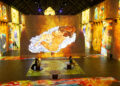 AMSTERDAM, Para pengunjung mengamati deretan karya seni digital yang dipajang dalam sebuah pameran di Fabrique des Lumieres di Amsterdam, Belanda, pada 18 Mei 2022. Menggunakan teknologi mutakhir dengan proyeksi cahaya dan musik, Fabrique des Lumieres menyuguhkan pameran yang imersif dari sejumlah seniman klasik, modern, dan kontemporer. Program pameran perdana di tempat tersebut mencakup pameran yang menampilkan sejumlah karya seni digital dari seniman terkenal Gustav Klimt dan Friedensreich Hundertwasser serta kreasi kontemporer "Journey" dan "Memories". (Xinhua/Sylvia Lederer)