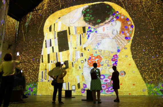 AMSTERDAM, Para pengunjung mengamati sebuah karya seni digital yang dipajang dalam sebuah pameran di Fabrique des Lumieres di Amsterdam, Belanda, pada 18 Mei 2022. Menggunakan teknologi mutakhir dengan proyeksi cahaya dan musik, Fabrique des Lumieres menyuguhkan pameran yang imersif dari sejumlah seniman klasik, modern, dan kontemporer. Program pameran perdana di tempat tersebut mencakup pameran yang menampilkan sejumlah karya seni digital dari seniman terkenal Gustav Klimt dan Friedensreich Hundertwasser serta kreasi kontemporer "Journey" dan "Memories". (Xinhua/Sylvia Lederer)