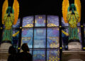 AMSTERDAM, Para pengunjung mengamati deretan karya seni digital yang dipajang dalam sebuah pameran di Fabrique des Lumieres di Amsterdam, Belanda, pada 18 Mei 2022. Menggunakan teknologi mutakhir dengan proyeksi cahaya dan musik, Fabrique des Lumieres menyuguhkan pameran yang imersif dari sejumlah seniman klasik, modern, dan kontemporer. Program pameran perdana di tempat tersebut mencakup pameran yang menampilkan sejumlah karya seni digital dari seniman terkenal Gustav Klimt dan Friedensreich Hundertwasser serta kreasi kontemporer "Journey" dan "Memories". (Xinhua/Sylvia Lederer)