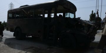 MAZAR-I-SHARIF, Foto yang diabadikan pada 19 Mei 2022 ini menunjukkan sebuah kendaraan hancur dalam sebuah ledakan di Mazar-i-Sharif, Afghanistan. Sedikitnya tiga orang mengalami luka-luka akibat sebuah ledakan yang mengguncang Kota Mazar-i-Sharif, ibu kota Provinsi Balkh, Afghanistan utara, pada Kamis (19/5), kata seorang pejabat. (Xinhua/Kawa Bashart)