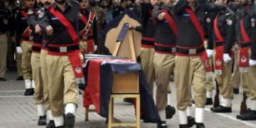 PESHAWAR, Sejumlah polisi menghadiri pemakaman rekan mereka di Peshawar, Pakistan, pada 19 Mei 2022. Dua anggota polisi, termasuk seorang perwira, tewas dalam serangan teroris di Khyber Pakhtunkhwa, Pakistan barat laut, pada Kamis (19/5), menurut polisi dan tim penyelamat. (Xinhua/Saeed Ahmad)