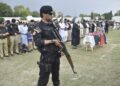 PESHAWAR, Sejumlah orang menghadiri upacara pemakaman seorang polisi di Peshawar, Pakistan, pada 19 Mei 2022. Dua anggota polisi, termasuk seorang perwira, tewas dalam serangan teroris di Khyber Pakhtunkhwa, Pakistan barat laut, pada Kamis (19/5), menurut polisi dan tim penyelamat. (Xinhua/Saeed Ahmad)