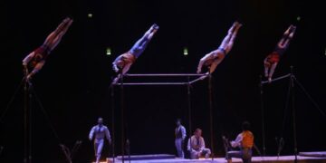 ZAGREB, Para seniman akrobatik tampil dalam pratinjau pertunjukan Cirque du Soleil bertajuk "Corteo" di Spaladium Arena di Split, Kroasia, pada 19 Mei 2022. (Xinhua/PIXSELL/Ivo Cagalj)