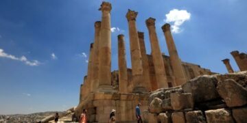 JERASH, Sejumlah wisatawan mengunjungi situs arkeologi Romawi di Jerash, Yordania, pada 23 Mei 2022. (Xinhua/Mohammad Abu Ghosh)