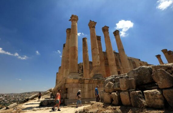 JERASH, Sejumlah wisatawan mengunjungi situs arkeologi Romawi di Jerash, Yordania, pada 23 Mei 2022. (Xinhua/Mohammad Abu Ghosh)