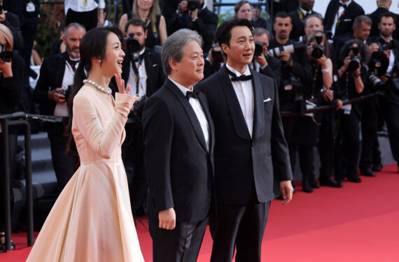CANNES, Aktris Tang Wei (depan kiri) bersama sutradara, produser, dan penulis skenario Park Chan-Wook (depan tengah), serta aktor Park Hae-Il tiba di pemutaran film "Decision to Leave (Heojil Kyolshim)" dalam Festival Film Cannes ke-75 di Cannes, Prancis selatan, pada 23 Mei 2022. (Xinhua)