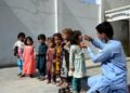 KANDAHAR, Anak-anak Afghanistan menerima vaksin polio di Provinsi Kandahar, Afghanistan, pada 23 Mei 2022. Kementerian Kesehatan Masyarakat pemerintahan sementara Afghanistan meluncurkan kampanye vaksinasi polio nasional pada Senin (23/5), seperti disampaikan kementerian tersebut dalam sebuah pernyataan. (Xinhua/Sanullah Seiam)