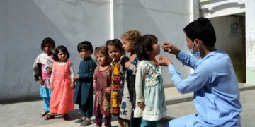KANDAHAR, Anak-anak Afghanistan menerima vaksin polio di Provinsi Kandahar, Afghanistan, pada 23 Mei 2022. Kementerian Kesehatan Masyarakat pemerintahan sementara Afghanistan meluncurkan kampanye vaksinasi polio nasional pada Senin (23/5), seperti disampaikan kementerian tersebut dalam sebuah pernyataan. (Xinhua/Sanullah Seiam)