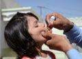 KANDAHAR, Seorang anak perempuan Afghanistan menerima vaksin polio di Provinsi Kandahar, Afghanistan, pada 23 Mei 2022. Kementerian Kesehatan Masyarakat pemerintahan sementara Afghanistan meluncurkan kampanye vaksinasi polio nasional pada Senin (23/5), seperti disampaikan kementerian tersebut dalam sebuah pernyataan. (Xinhua/Sanullah Seiam)