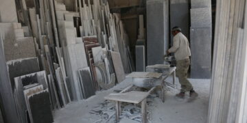 KABUL, Seorang pria bekerja di sebuah pabrik pengolahan batu di Kabul, ibu kota Afghanistan, pada 23 Mei 2022. (Xinhua/Saifurahman Safi)