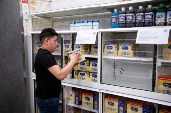 NEW YORK CITY, Seorang pria membeli susu formula bayi di sebuah toserba di tengah krisis susu formula bayi di Brooklyn Borough, New York City, Amerika Serikat (AS), pada 24 Mei 2022. New York City, kota berpenduduk terbanyak di AS, memasuki keadaan darurat akibat krisis pasokan susu formula bayi di negara itu. (Xinhua/Michael Nagle)