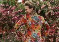 LONDON, Seorang wanita berpose di acara Royal Horticultural Society (RHS) Chelsea Flower Show di London, Inggris, pada 24 Mei 2022. Ajang tahunan RHS Chelsea Flower Show dibuka untuk umum pada Selasa (24/5). (Xinhua/Han Yan)
