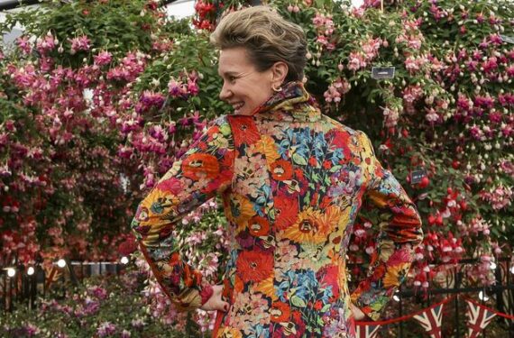 LONDON, Seorang wanita berpose di acara Royal Horticultural Society (RHS) Chelsea Flower Show di London, Inggris, pada 24 Mei 2022. Ajang tahunan RHS Chelsea Flower Show dibuka untuk umum pada Selasa (24/5). (Xinhua/Han Yan)
