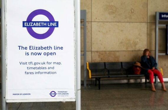 LONDON, Seorang wanita duduk di kursi Stasiun Farringdon jalur kereta Elizabeth Line di London, Inggris, pada 24 Mei 2022. Jalur kereta api baru Elizabeth Line dibuka untuk publik pada Selasa (24/5). (Xinhua/Li Ying)