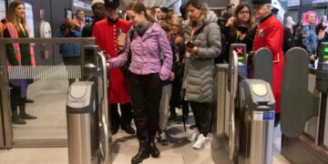 LONDON, Para penumpang tiba di Stasiun Paddington jalur kereta Elizabeth Line di London, Inggris, pada 24 Mei 2022. Jalur kereta api baru Elizabeth Line dibuka untuk publik pada Selasa (24/5). (Xinhua/Ray Tang)