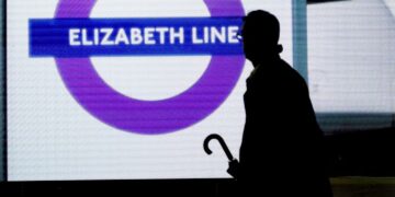 LONDON, Seorang pria berjalan di Stasiun Farringdon jalur kereta Elizabeth Line di London, Inggris, pada 24 Mei 2022. Jalur kereta api baru Elizabeth Line dibuka untuk publik pada Selasa (24/5). (Xinhua/Li Ying)