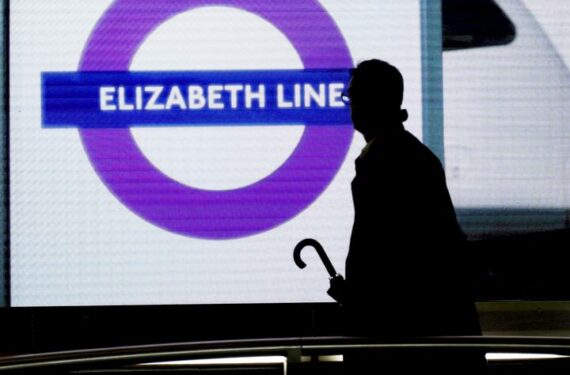 LONDON, Seorang pria berjalan di Stasiun Farringdon jalur kereta Elizabeth Line di London, Inggris, pada 24 Mei 2022. Jalur kereta api baru Elizabeth Line dibuka untuk publik pada Selasa (24/5). (Xinhua/Li Ying)