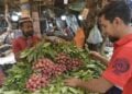 DHAKA, Seorang pedagang menjual buah leci di sebuah kios di Dhaka, Bangladesh, pada 24 Mei 2022. Musim leci sedang berlangsung di Bangladesh seiring buah tropis itu mulai banyak dipasarkan. (Xinhua)